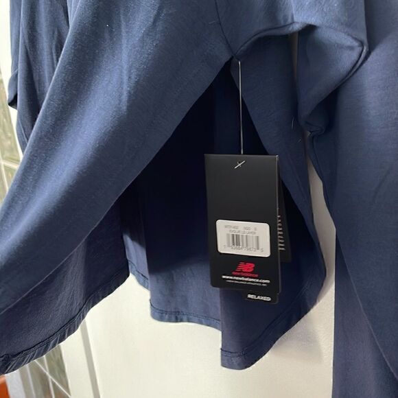 𝅺NEW Balance
EVOLVE SIDE SLIT LONG SLEEVE - WOMEN'S SMALL NWT - Picture 4 of 4